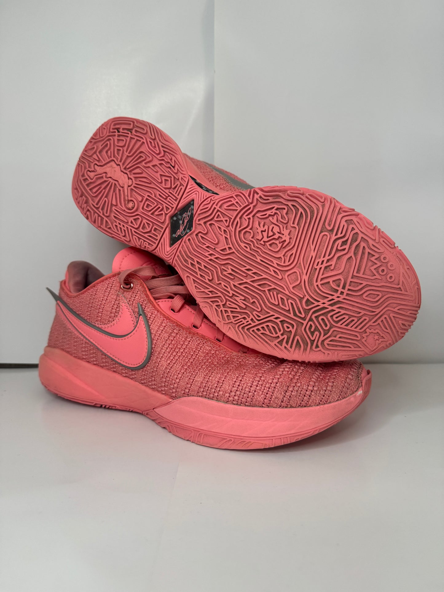 Nike LeBron 20 T43 Reconditionné